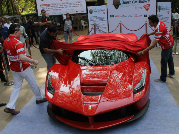 LaFerrari Lays Rubber On The Streets Of Mumbai! 
