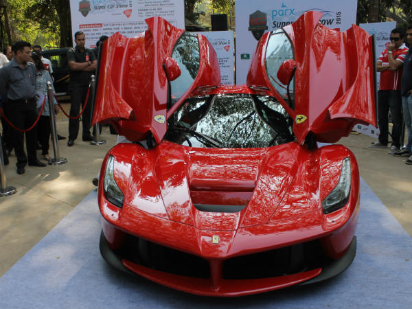 LaFerrari Lays Rubber On The Streets Of Mumbai! 