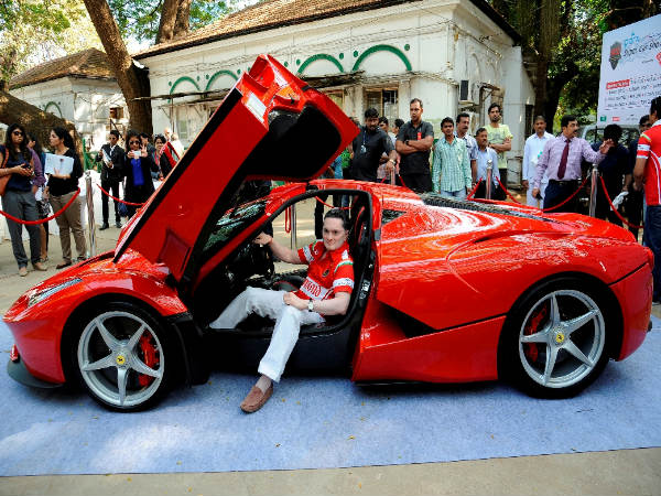 LaFerrari Lays Rubber On The Streets Of Mumbai! 