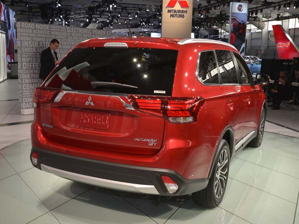 2016 Mitsubishi Outlander Debuts At New York Auto Show 