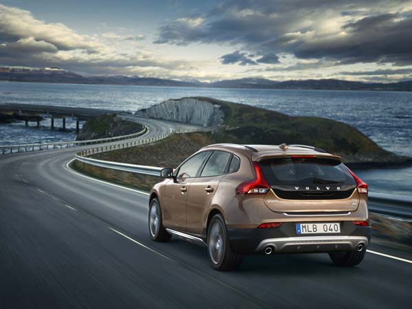 volvo v40 cross country price in india