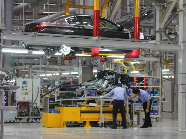 Sachin Tendulkar Helps BMW Make A 5 Series In Chennai!