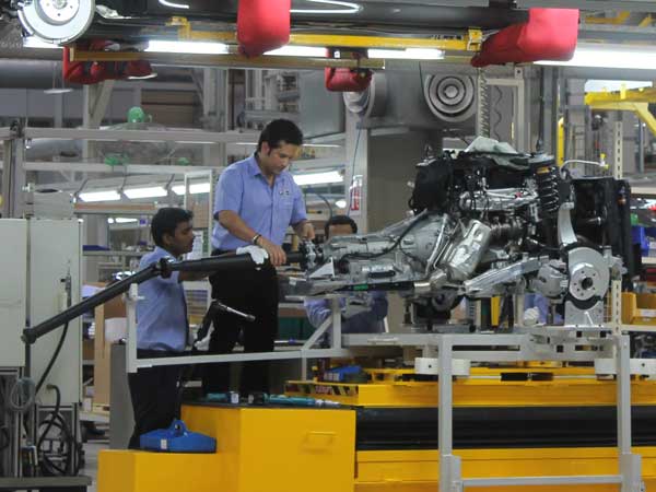 Sachin Tendulkar Helps BMW Make A 5 Series In Chennai!