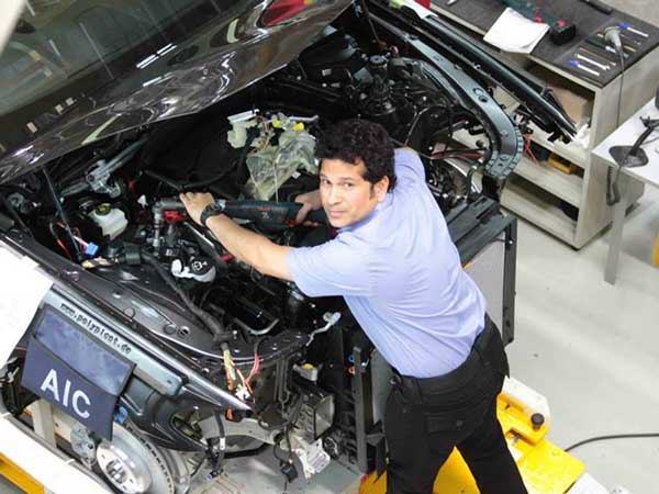 Sachin Tendulkar Helps BMW Make A 5 Series In Chennai!