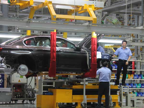 Sachin Tendulkar Helps BMW Make A 5 Series In Chennai!