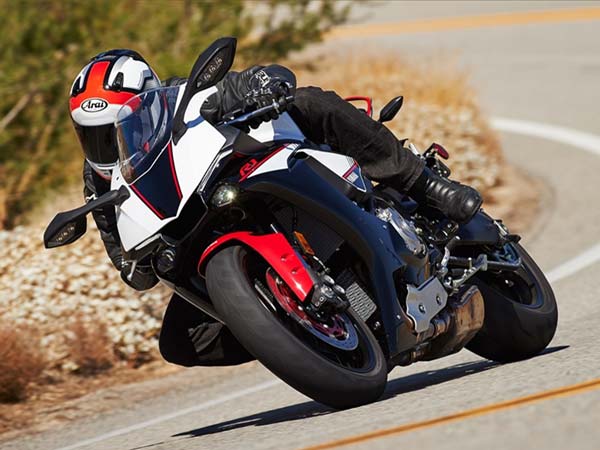 yamaha yzf r1s superbike in action