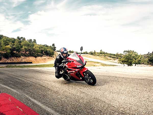 2016 honda cbr500r action shot