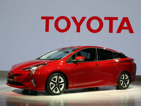 2016 toyota prius front profile