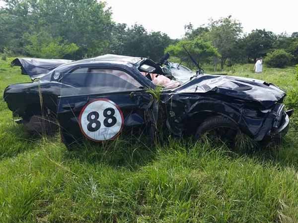 dodge challenger hellcat crash 