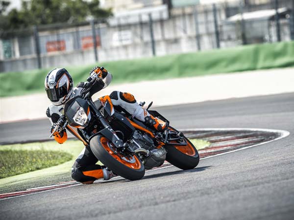 eicma-2015-ktm-690-duke action shot