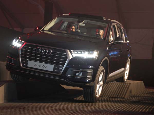 audi Q7 launched in india front profile