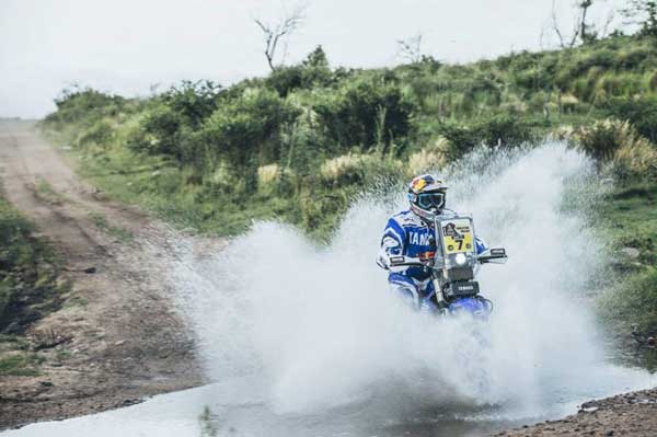 dakar motorcycle crossing water