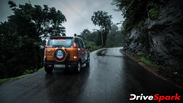 mahindra nuvosport rear profile
