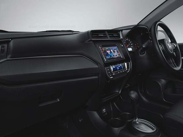 Specification Comparison: Toyota Innova Crysta vs Renault Lodgy vs Maruti Ertiga vs Honda Mobilio