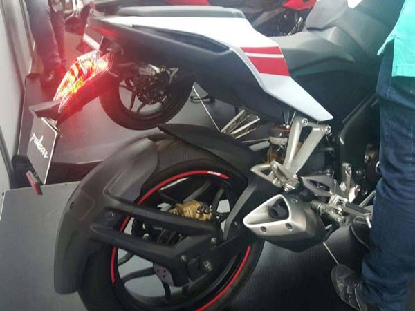 bajaj pulsar RS200 white paint