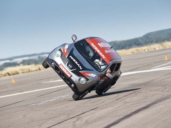 Nissan Juke Goes On Two Wheels: Driving Stunt By Sir Chris Hoy