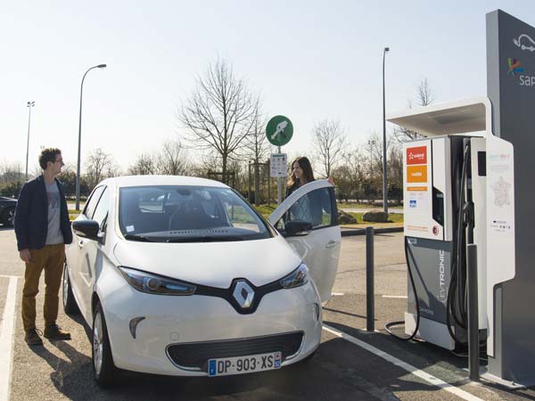 Interested In An Electric Car? Here Are 5 Advantages Over Petrol & Diesel Cars