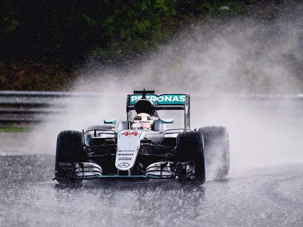 Hamilton Feels ‘Helpless’ Against Time To Defend F1 Title