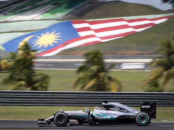 Hamilton Feels ‘Helpless’ Against Time To Defend F1 Title