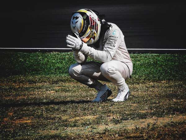 Hamilton Feels ‘Helpless’ Against Time To Defend F1 Title