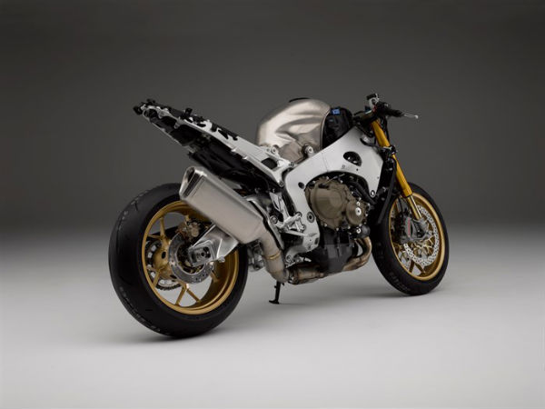 Video: 2017 CBR1000RR Fireblade Tamed By Nicky Hayden