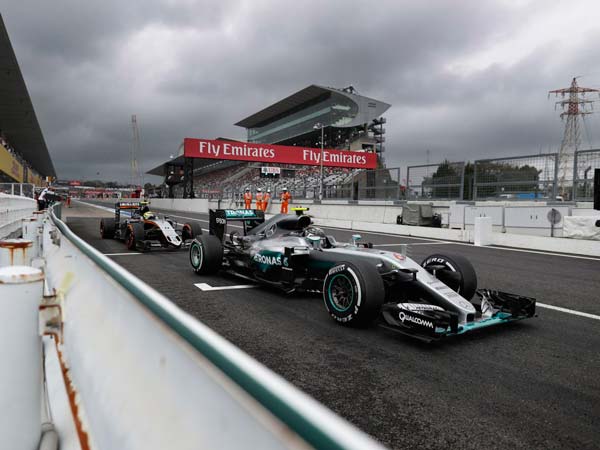 Japanese Grand Prix — Nico Rosberg Takes Pole From Hamilton By A Whisker