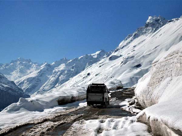 Rohtang Witnesses Its First Trial Of Electric Buses