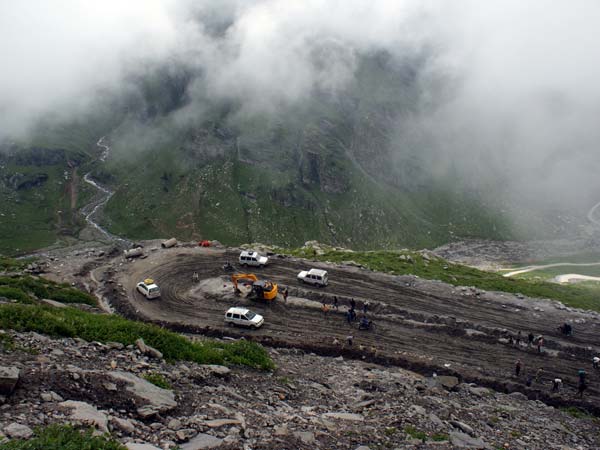 Rohtang Witnesses Its First Trial Of Electric Buses