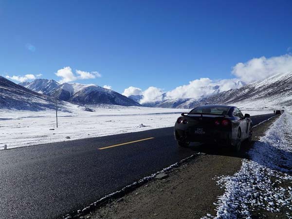 Man Drives Nissan GT-R To Mount Everest