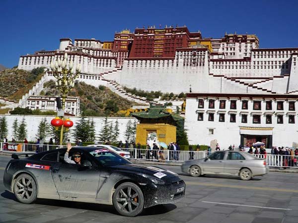 Man Drives Nissan GT-R To Mount Everest