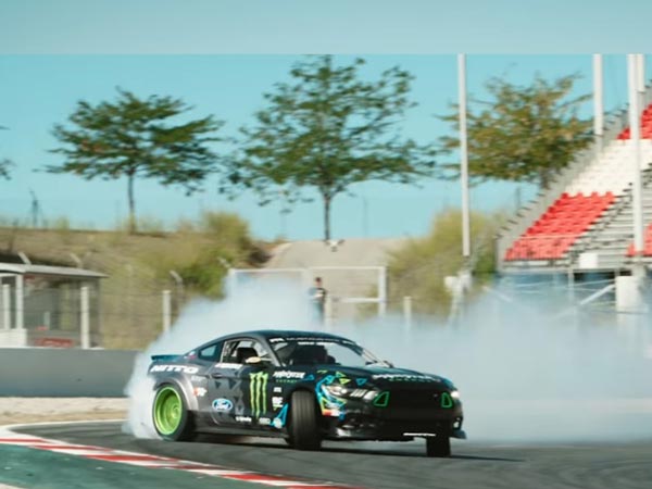 Watch A 900bhp Ford Mustang Pull Off An Insanely Long Drift Watch A 900bhp Ford Mustang Pull Off An Insanely Long Drift