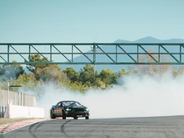Watch A 900bhp Ford Mustang Pull Off An Insanely Long Drift Watch A 900bhp Ford Mustang Pull Off An Insanely Long Drift
