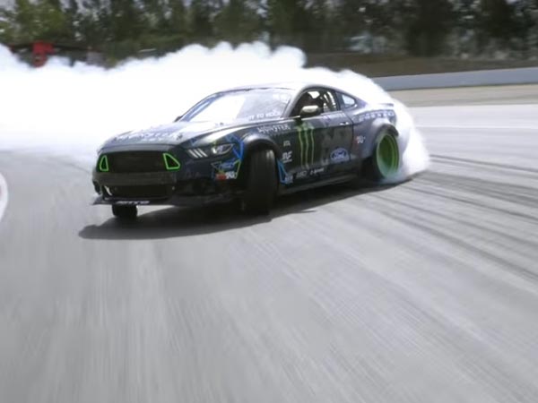 Watch A 900bhp Ford Mustang Pull Off An Insanely Long Drift Watch A 900bhp Ford Mustang Pull Off An Insanely Long Drift