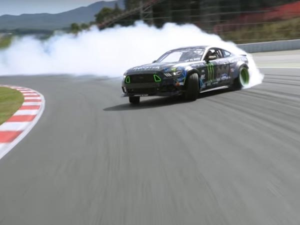 Watch A 900bhp Ford Mustang Pull Off An Insanely Long Drift Watch A 900bhp Ford Mustang Pull Off An Insanely Long Drift