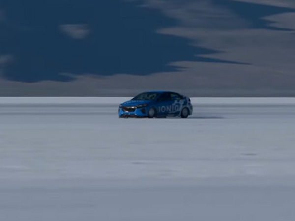 Hyundai Ioniq Hybrid Breaks Land Speed Record At The Famous Bonneville Flats