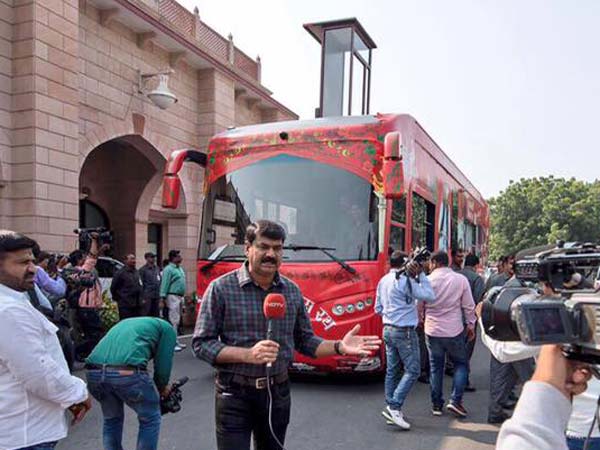 Here’s A Peek Into CM Akhilesh Yadav’s Exotic Bus
