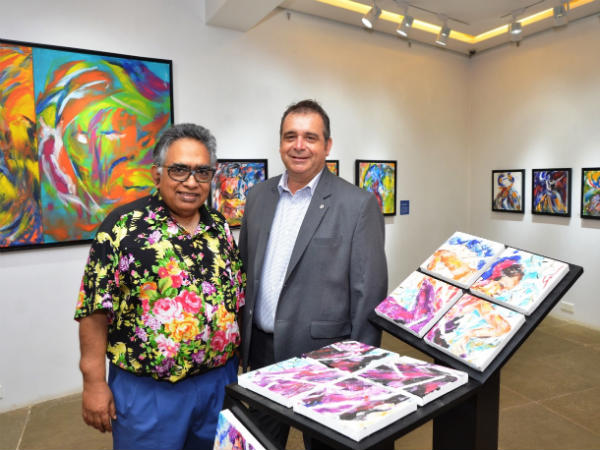 Renault Unveils Kwid Art Car In Mumbai