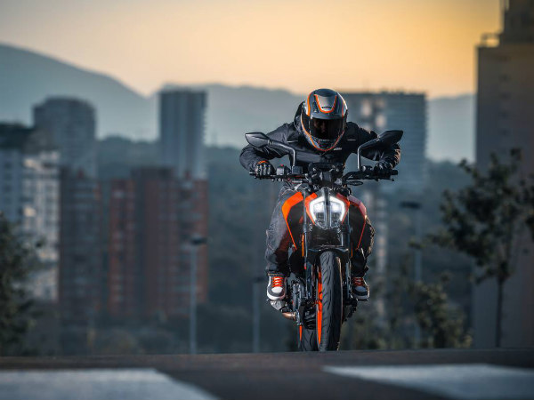 2016 EICMA Motorcycle Show: 2017 KTM Duke 390 Unveiled