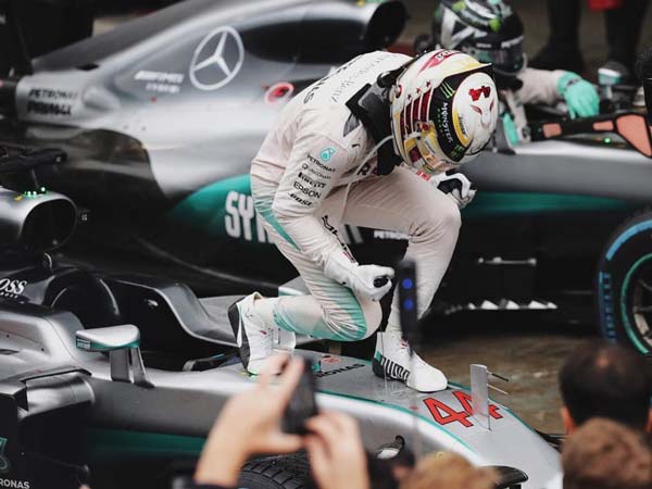 Formula 1: Dominant Victory For Hamilton At Interlagos