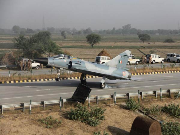 Indian Air Force To Land 8 Fighter Jets On The Agra-Lucknow Expressway