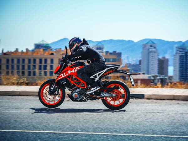 New 2017 KTM Duke 390 vs BMW G310 R Comparison: The Much Awaited Street Bike Comparo