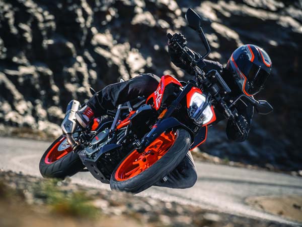 New 2017 KTM Duke 390 vs BMW G310 R Comparison: The Much Awaited Street Bike Comparo