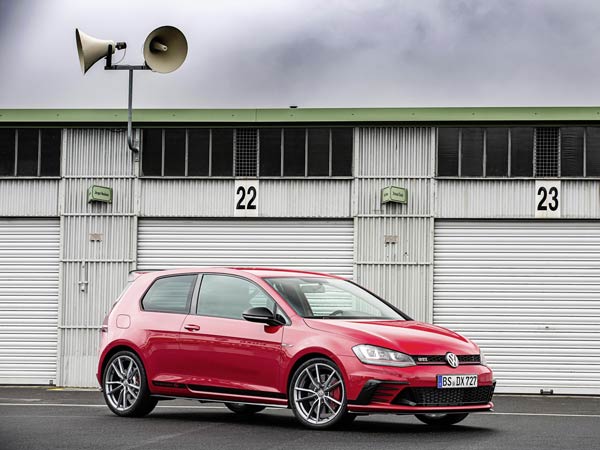 VW Golf GTI Clubsport S Blows Its Own Nurburgring FWD Record