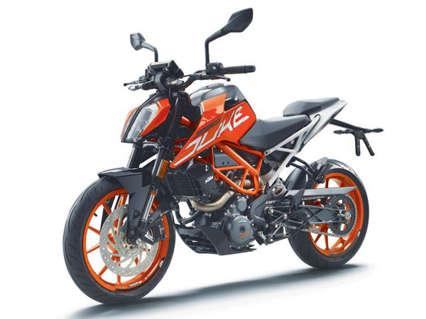 Quick Comparo: KTM Duke 390 Vs Bajaj Dominar 400