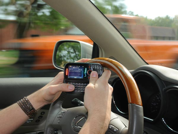 California Bans Use Of Cellphone While Driving; To Be Effective From January 2017