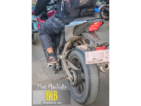 Yamaha YZF-R15 V3.0 Flaunts Its Curves; Spy Image Reveals 