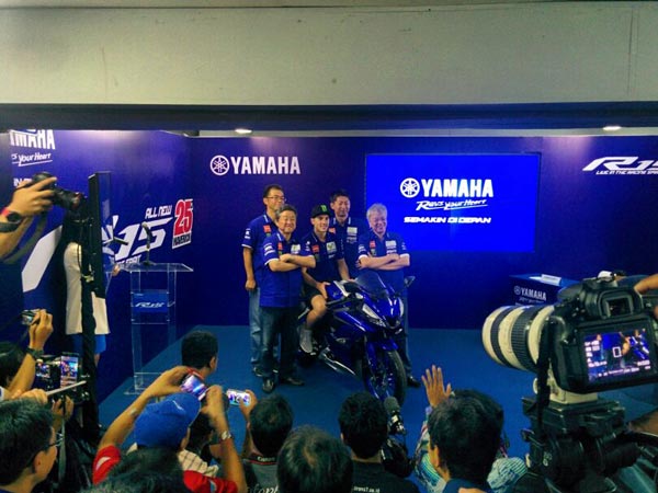 2017 Yamaha R15 V3.0 Unveiled By Rossi And Vinales; To Be Launched In India Soon