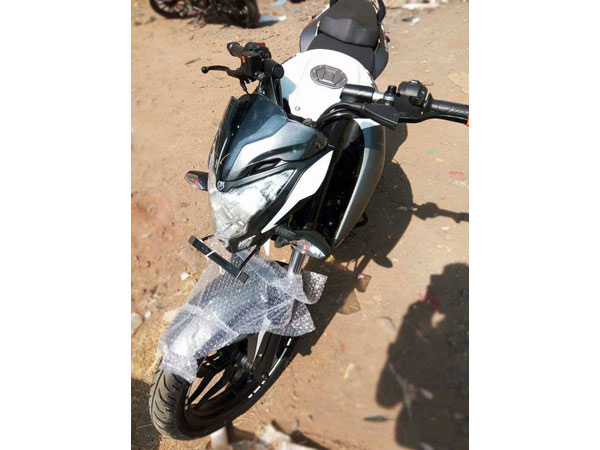 2017 Bajaj Pulsar 200NS Black And White Variant Spied