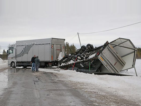 Truck Carrying Porsche 911 Test Mules Crashes
