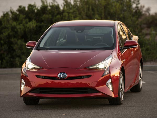 2017 Toyota Prius Launched In India: Launch Price, Mileage, Specifications And More Details